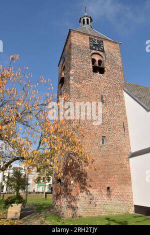 Kirchturm der Oude Dorpskerk im Zentrum von Bunnik, Utrecht Stockfoto