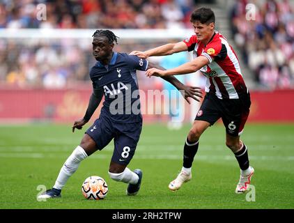 Tottenham Hotspur's Yves Bissouma (links) und Brentford's Christian Norgaard kämpfen um den Ball während des Premier League-Spiels im GTECH Community Stadium, London. Foto: Sonntag, 13. August 2023. Stockfoto