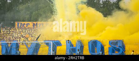 Leipzig, Deutschland. 13. Aug. 2023. Fußball: DFB Cup, Lok Leipzig - Eintracht Frankfurt, 1. Runde, Bruno Plache Stadion. Lok-Fans zünden die Pyrotechnik an. Kredit: Hendrik Schmidt/dpa - WICHTIGER HINWEIS: gemäß den Anforderungen der DFL Deutsche Fußball Liga und des DFB Deutscher Fußball-Bund ist es verboten, im Stadion aufgenommene Fotos und/oder das Spiel in Form von Sequenzbildern und/oder videoähnlichen Fotoserien zu verwenden oder verwenden zu lassen./dpa/Alamy Live News Stockfoto