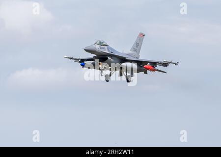 United States Air Force - General Dynamics F-16CJ Fighting Falcon, Ankunft in RAF Fairford für die Royal International Air Tattoo 2023. Stockfoto