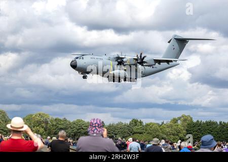 Royal Air Force Airbus A400M „ZM419“, Landeanflug auf RAF Fairford, um an der Royal International Air Tattoo 2023 teilzunehmen. Stockfoto