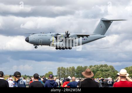 Royal Air Force Airbus A400M „ZM419“, Landeanflug auf RAF Fairford, um an der Royal International Air Tattoo 2023 teilzunehmen. Stockfoto