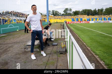 Leipzig, Deutschland. 13. Aug. 2023. Fußball: DFB Cup, Lok Leipzig - Eintracht Frankfurt, 1. Runde, Bruno Plache Stadion. Frankfurt Coach Dino Toppmöller an der Seitenlinie. Kredit: Hendrik Schmidt/dpa - WICHTIGER HINWEIS: gemäß den Anforderungen der DFL Deutsche Fußball Liga und des DFB Deutscher Fußball-Bund ist es verboten, im Stadion aufgenommene Fotos und/oder das Spiel in Form von Sequenzbildern und/oder videoähnlichen Fotoserien zu verwenden oder verwenden zu lassen./dpa/Alamy Live News Stockfoto