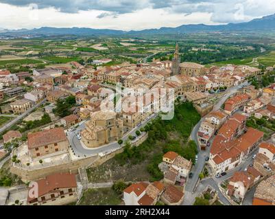 Panoramablick aus der Vogelperspektive auf Briones La Rioja, Spanien nominierte wunderschöne Stadt Stockfoto