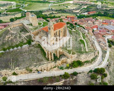 Atemberaubende Landschaft mit Burgfestung San Vicente de la Sonsierra. La Rioja, Spanien Stockfoto