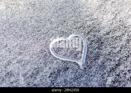 Schwarzer Ruß aus dem Kesselraum auf weißem Schnee. Stockfoto