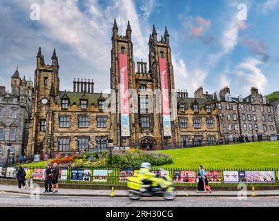 Ein Polizeimotorrad, das beim Fringe Festival in Edinburgh, Schottland, Großbritannien, an Assembly on the Mound vorbeifährt Stockfoto