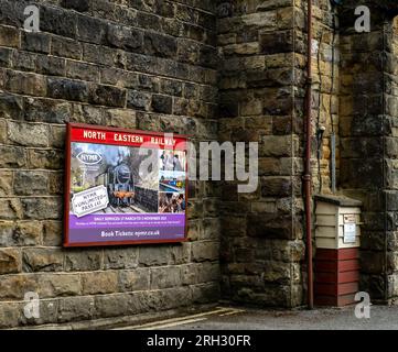 North Eastern Railway-Schild an der Wand des Ticketbüros an der Goathland Station der North York Moors Railway Stockfoto