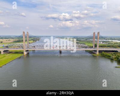 Luftdrohnenfoto der Martinus-Nijhoff-Brücke. Diese große Autobahnbrücke befindet sich in der Nähe von Zaltbommel in den Niederlanden und führt über den Fluss. Stockfoto