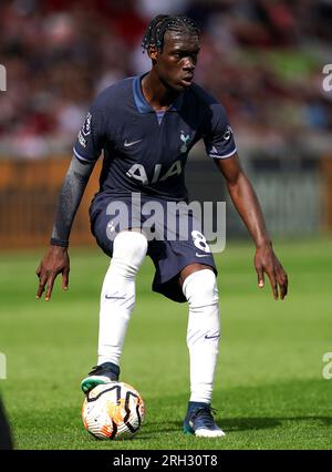 Tottenham Hotspur's Yves Bissouma in Aktion während des Premier League-Spiels im GTECH Community Stadium, London. Foto: Sonntag, 13. August 2023. Stockfoto