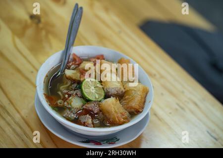 Soto Mie Bogor, auch bekannt als Bogornese Noodle Suppe, ist ein schmackhaftes indonesisches Gericht, das reiche Brühe, zarte Nudeln und eine Reihe herzhafter i kombiniert Stockfoto