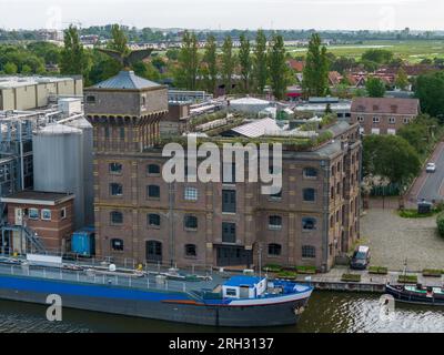 Luftaufnahme eines Frachtschiffes, das in einer Industriezone in Wormerveer, Niederlande, angedockt ist Stockfoto