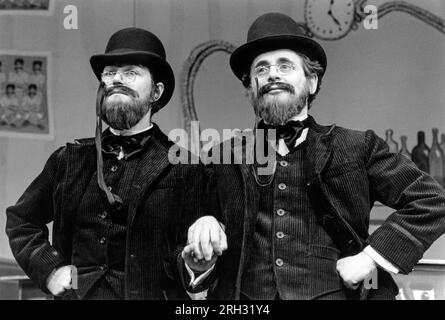 l-r: Michael Attwell, Sylvester McCoy (Erik Satie) in SATIE TAG/NACHT von Adrian Mitchell im Lyric Hammersmith Studio, London W6 1986 Design: Tom Phillips Beleuchtung: Dave Horn Regisseur: Richard Williams Stockfoto