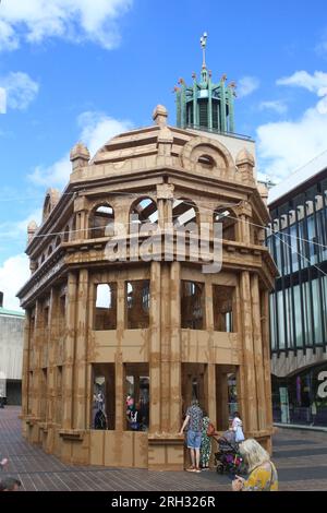 Newcastle upon Tyne, Großbritannien, 13. August 2023. Monumentale Konstruktion aus über 17 Meter hoher Karton, die den Geist der Architektur in Newcastle upon Tyne einfängt, vom französischen Künstler Olivier Grossetete und lokalen Freiwilligen, Teil des Novum Festivals im Newcastle's Civic Centre, Newcastle upon Tyne, Vereinigtes Königreich, 13. August 2023, Kredit: DEW/Alamy Live News Stockfoto