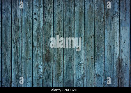 Alte blaue Holzplanken strukturierter Zaun Hintergrund mit gereiften Oberflächendetails. Verwitterte klassische, rustikale Schnittholz-Nahaufnahme Stockfoto