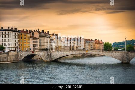 Atemberaubender Blick auf den Sonnenuntergang vom Fluss Sona bis zur Bonaparte-Brücke und Lyon City, Frankreich Stockfoto