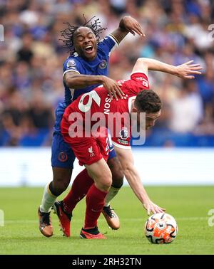 Chelsea's Raheem Sterling (links) und Liverpools Andrew Robertson kämpfen während des Premier League-Spiels auf der Stamford Bridge, London, um den Ball. Foto: Sonntag, 13. August 2023. Stockfoto