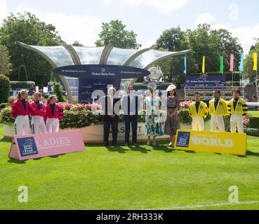 Ascot, Berkshire, Großbritannien. 12. August 2023. Die Damen und die anderen Teams der Welt stellen sich für ein Foto beim Dubai Duty Free Shergar Cup Raceday auf der Ascot Racecourse zusammen. Kredit: Maureen McLean/Alamy Live News Stockfoto