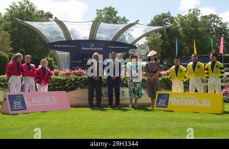 Ascot, Berkshire, Großbritannien. 12. August 2023. Die Damen und die anderen Teams der Welt stellen sich für ein Foto beim Dubai Duty Free Shergar Cup Raceday auf der Ascot Racecourse zusammen. Kredit: Maureen McLean/Alamy Live News Stockfoto