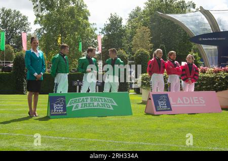 Ascot, Berkshire, Großbritannien. 12. August 2023. Die Teams aus Großbritannien und den Damen stellen sich für ein Foto beim Dubai Duty Free Shergar Cup Raceday auf der Ascot Racecourse auf. Kredit: Maureen McLean/Alamy Live News Stockfoto