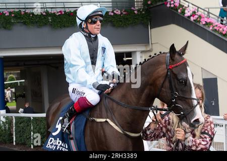 Ascot, Berkshire, Großbritannien. 12. August 2023. Horse Dream Composer, geritten von Jockey Frankie Dettori, geht auf die Rennstrecke, um beim Dubai Duty Free Shergar Cup Dash auf der Rennbahn Ascot ein Rennen zu fahren. Kredit: Maureen McLean/Alamy Live News Stockfoto