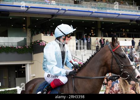 Ascot, Berkshire, Großbritannien. 12. August 2023. Horse Dream Composer, geritten von Jockey Frankie Dettori, geht auf die Rennstrecke, um beim Dubai Duty Free Shergar Cup Dash auf der Rennbahn Ascot ein Rennen zu fahren. Kredit: Maureen McLean/Alamy Live News Stockfoto