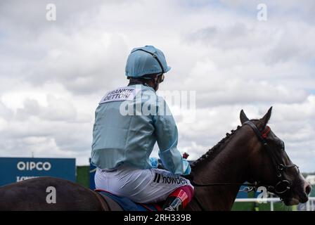 Ascot, Berkshire, Großbritannien. 12. August 2023. Horse Dream Composer, geritten von Jockey Frankie Dettori, geht auf die Rennstrecke, um beim Dubai Duty Free Shergar Cup Dash auf der Rennbahn Ascot ein Rennen zu fahren. Kredit: Maureen McLean/Alamy Live News Stockfoto