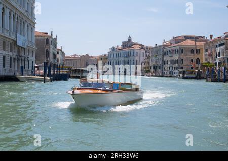 Wasser-Taxi auf dem Canal Grande, Venedig, Italien Stockfoto