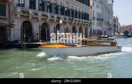 Wasser-Taxi auf dem Canal Grande, Venedig, Italien Stockfoto