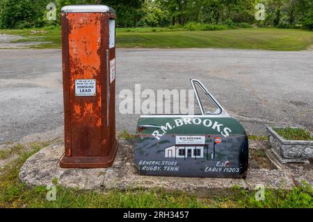 Rugby, Tennessee, USA - 29. Juli 2023: Neben einer alten Gaspumpe im RM Brooks General Store befindet sich eine alte Autotür. Stockfoto