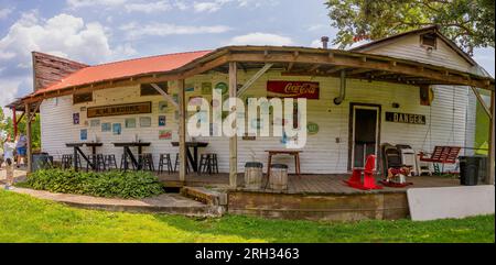 Rugby, Tennessee, USA - 29. Juli 2023: Panoramabild der Seite des RM Brooks General Store Gebäudes. Stockfoto