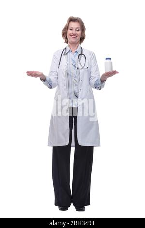 Eine Ärztin mit einem Phonendoskop hält weiße Gläser mit Medizin in den Händen und lächelt vor der Kamera Stockfoto