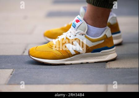 BERLIN - JULI 22: Person gekleidet in New Balance Sneakers Klassiker 997H in Berlin am 22. Juli. 2023 in Deutschland Stockfoto