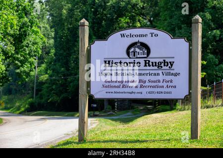 Rugby, Tennessee, USA - 29. Juli 2023: Wegweiser in diese kleine historische Stadt. Stockfoto