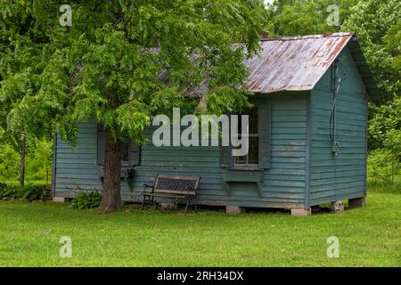 Rugby, Tennessee, USA - 29. Juli 2023: Eine kleine Hütte befindet sich entlang der Hauptstraße durch diese historische Kleinstadt. Stockfoto