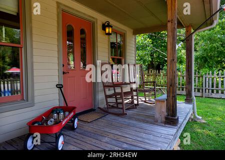 Rugby, Tennessee, USA - 29. Juli 2023: Einladende Veranda des Perrigo/Alexander Borading House. Stockfoto