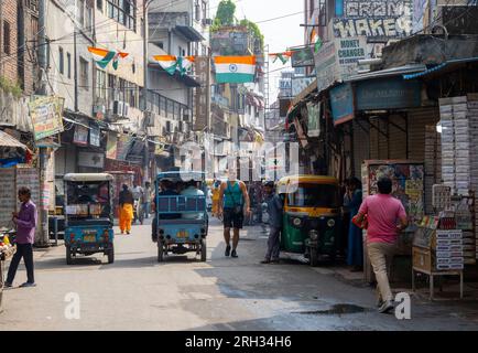 NEW DELHI - SEPTEMBER 17: Hauptbasar oder Paharganj Straße mit Einheimischen, Transport und Geschäften in New Delhi am 17. September. 2022 in Indien Stockfoto