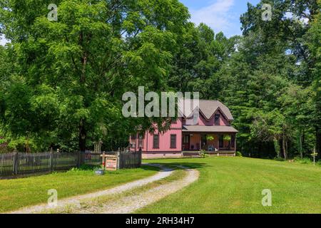 Rugby, Tennessee, USA - 29. Juli 2023: Dieses private Haus wurde 1996 erbaut, um sich in die Archäologie der Gegend einzufügen. Stockfoto