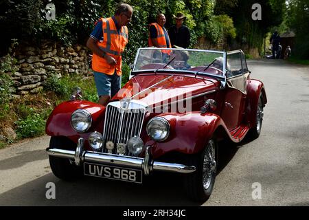 Cotswolds, Großbritannien. 13. Aug. 2023. Ankunft des MG Sports Classic Car in der Hook Norton Brewery Classic Car Meeting Oxfordshire England uk. 13. August 2023 Kredit : MELVIN GREEN / Alamy Live News. Kredit: MELVIN GREEN/Alamy Live News Stockfoto