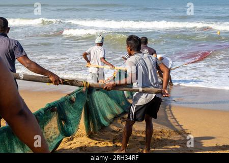 GOA INDIA - SEPT 25: Indische Fischer fangen Fische und ziehen die Netze am Morgen am 25. September. 2022 in Indien Stockfoto