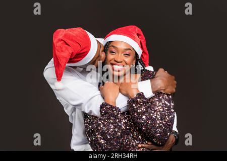 Portrait eines glücklichen schwarzen Paares, das Weihnachten zusammen feiert Stockfoto