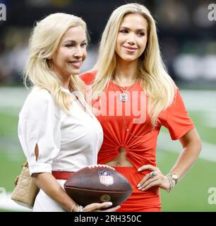 New Orleans, USA. 13. Aug. 2023. Tavia Hunt (Ehefrau von Clark Hunt, CEO der Kansas City Chiefs) posiert für ein Foto mit ihrer Tochter Gracie, die am Sonntag, den 13. August 2023, im Caesars Superdome in New Orleans, Louisiana, ein Spiel der National Football League besucht. (Foto: Peter G. Forest/Sipa USA) Kredit: SIPA USA/Alamy Live News Stockfoto