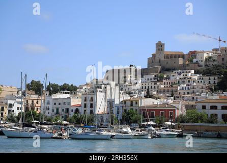 Eivissa, Spanien. 13. Aug. 2023. Segelboote liegen im Hafen von Ibiza vor Anker. Kredit: Clara Margais/dpa/Alamy Live News Stockfoto