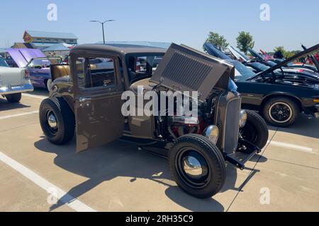 Little Elm, Texas - 11. Juni 2023: Altmodisches Retro-Automobil auf der Automesse. Stockfoto