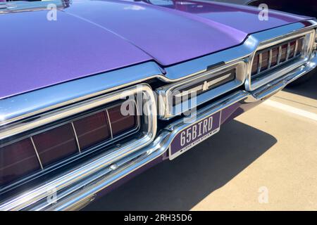 Little Elm, Texas - 11. Juni 2023: Persönlicher Luxuswagen Ford Thunderbird auf der Automesse. Stockfoto