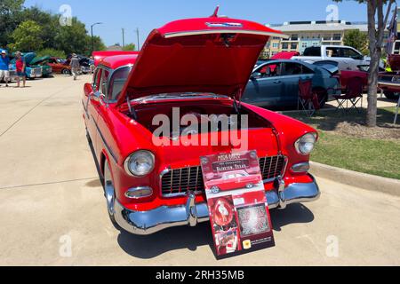 Little Elm, Texas - 11. Juni 2023: 1955 Uhr Chevrolet Bel Air bei der Autovermietung. Stockfoto