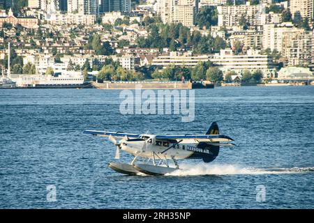 Ein Wasserflugzeug landet im Hafen von Vancouver in Kanada Stockfoto