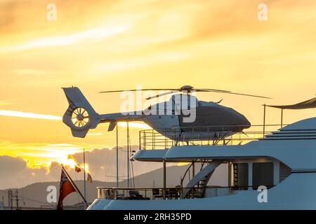 Ein privater Hubschrauber auf dem Deck einer privaten Yacht, die in Vancouver, Kanada, vor Anker liegt Stockfoto