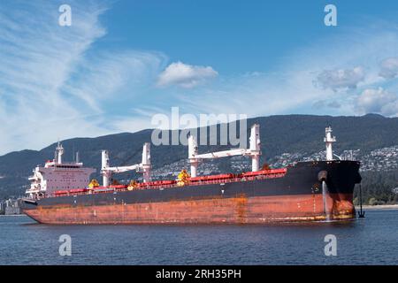 Ein Supertanker navigiert seinen Weg in den Inner Vancouver Hafen in der Nähe der Lions Gate Bridge in Kanada Stockfoto