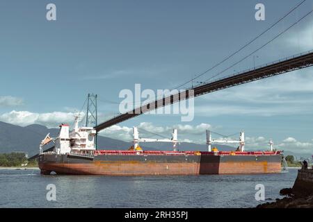 Ein Supertanker navigiert seinen Weg in den Inner Vancouver Hafen in der Nähe der Lions Gate Bridge in Kanada Stockfoto